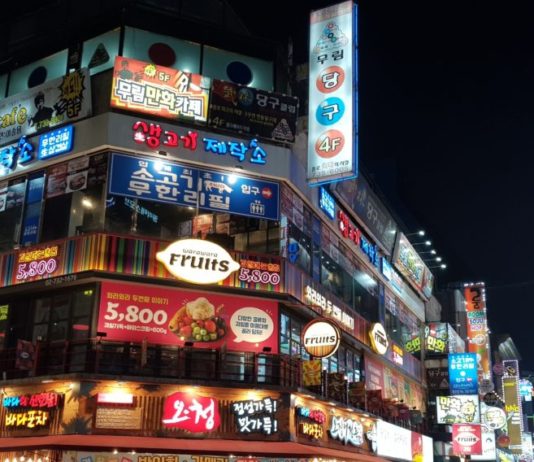 Restaurants at night in Seoul