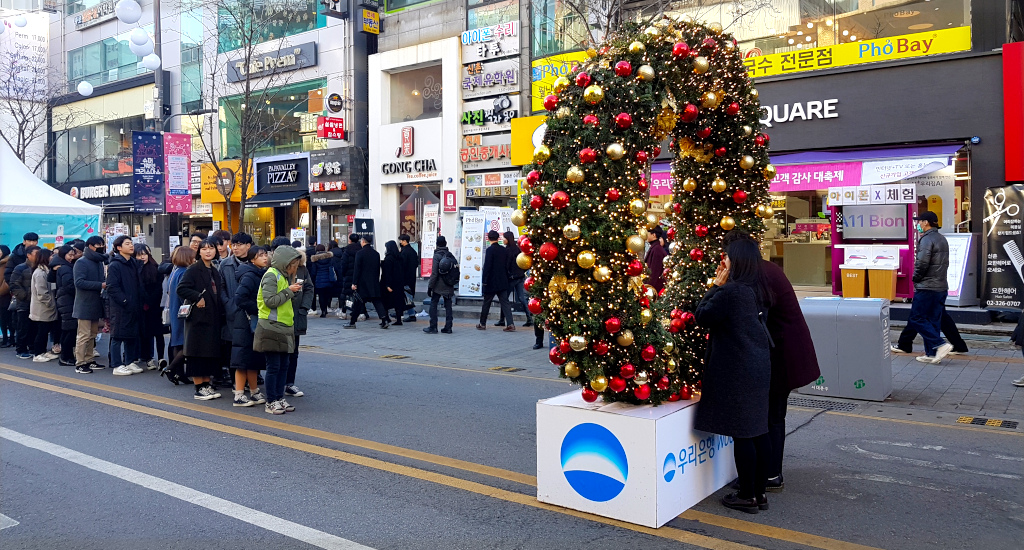 People queueing in Seoul, South Korea