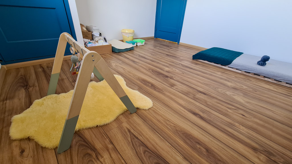Babykamer Montessori stijl met vloerbed