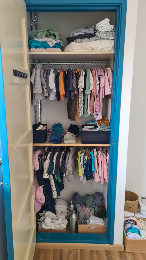Babykamer Montessori stijl met vloerbed - kledingkast
