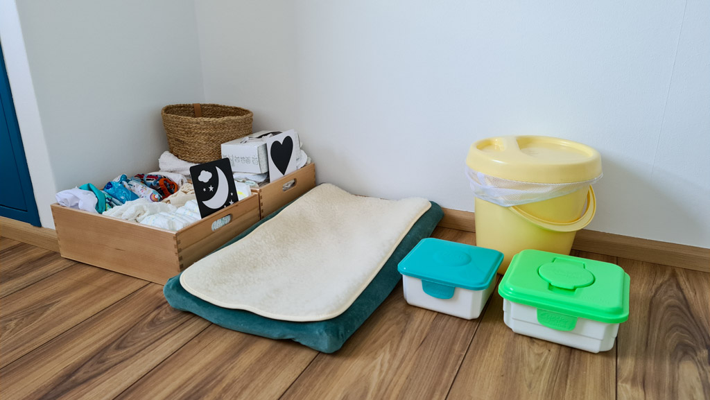 Babykamer Montessori stijl met vloerbed - verschoonhoek