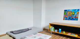 Montessori stijl babykamer met vloerbed